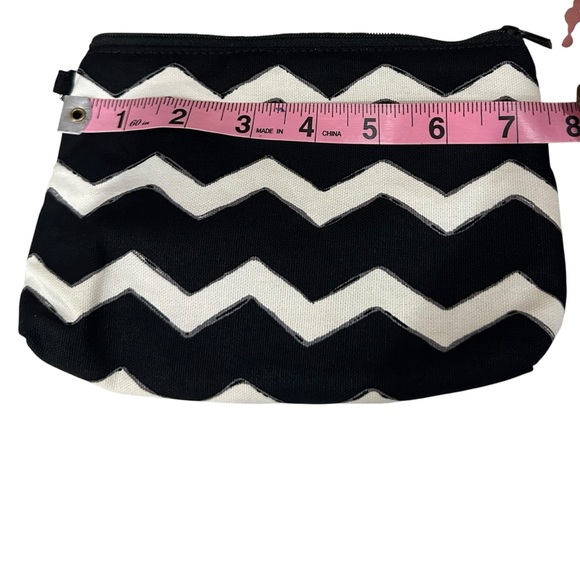 Thirty-One Mini Zipper Pouch Black Chevron NWT - Picture 2 of 4